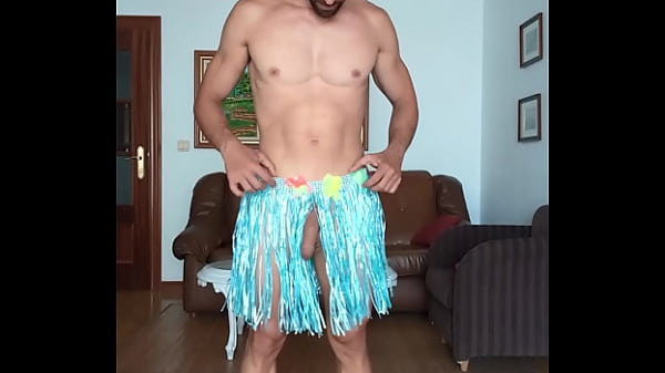 Bailo con falda Hawaiana, muestro mi cuerpo desnudo y mi Polla bien dura y me masturbo