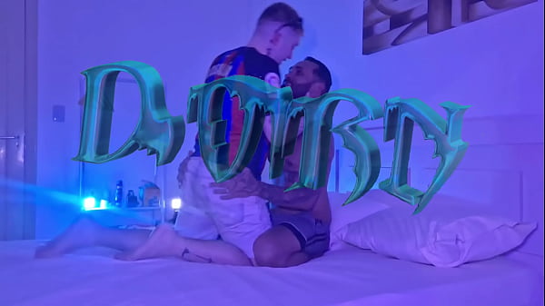 Branquinho tatuado pagou dívida com o cuzinho (COMPLETO NO RED)