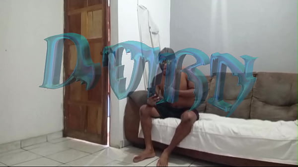 Dois negões maloka arregaçando um putinho branquelo tatuado (COMPLETO NO RED)