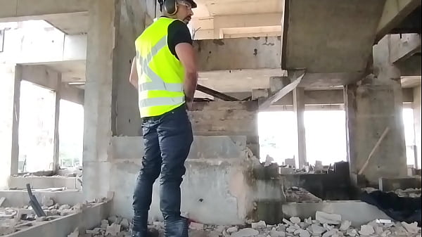 Eletricista enfia um pinto de borracha no cu do seu parceiro que gosta