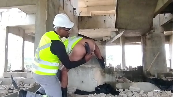 Eletricista safado trás os consolos da esposa, pro seu colega enfia nele na obra, fica todo arreganhado