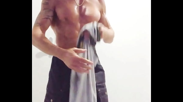 Exhib dans les vestiaires je pisse dans mon slip avant d’éjaculer dedans,