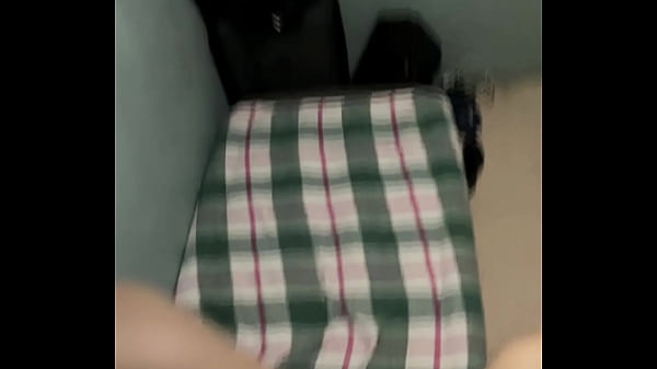 joven cahondo se desnuda y suplica ser follado