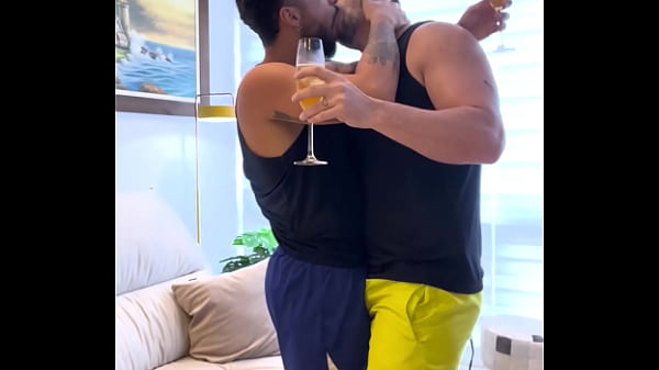 Meu marido estava do dia dia todo me provocando, pedindo pica, quando chegamos em casa dei o que ele merecia, muita cutucada na próstata