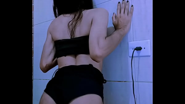 Novinho pelado de biquíni mostrando a bunda gay afeminado