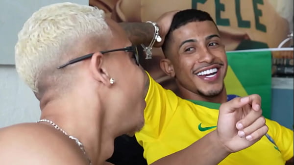 Amigo chamou pra ver o jogo e acabou me comendo na comemoração – Free