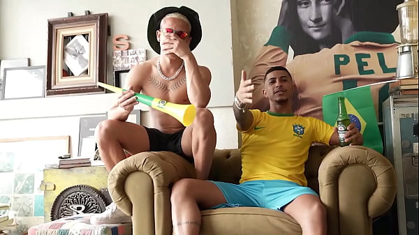 Amigo chamou pra ver o jogo e acabou me comendo na comemoração – Parte I