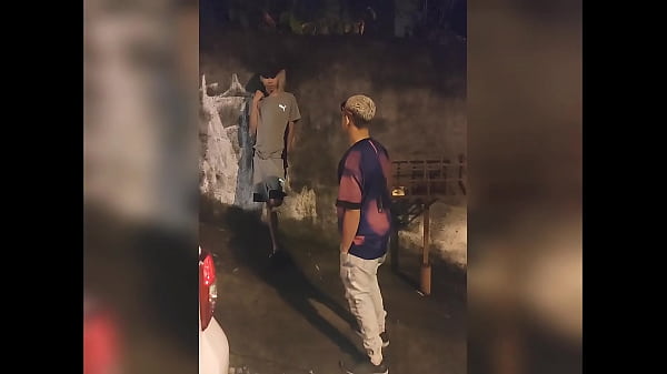 Andando na quebrada e cruzei com um novinho safado. Levei pra casa e fizemos uma putaria – Parte I
