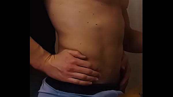 Despues de una noche de copas mi amigo me folla sobre la mesa