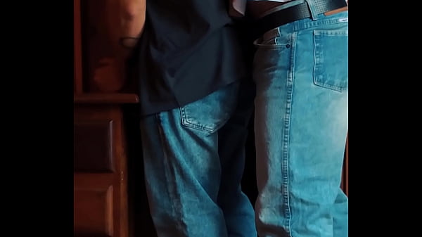 El chico atlético de la universidad me folla mientras estudiábamos