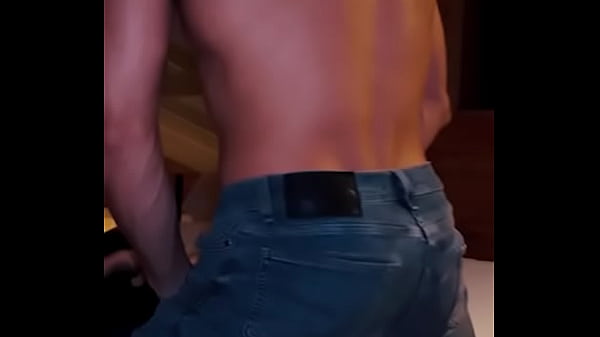 Llegamos pasados de tragos de la disco y mi compañero de cuarto hetero universitario me folla salvajemente