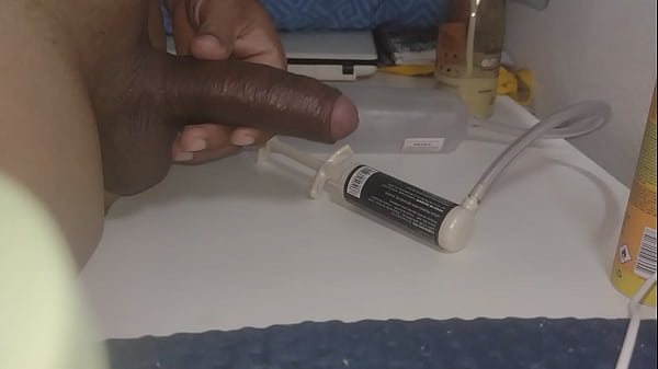 Magrinho gosta de se masturbar seu pau grosso