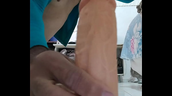 Me satisfazendo com esse dildo de 23cm