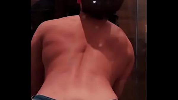 Mi compa hetero llega tomado del bar y aprovecho y me meto en la ducha con el y follamos