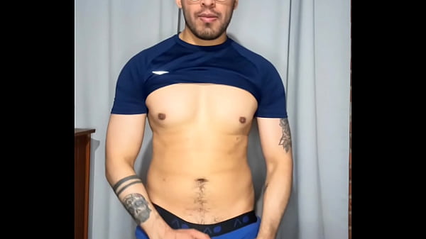 Activo vergón peludo musculoso penetra duro su juguete sexual! Lo llena de leche