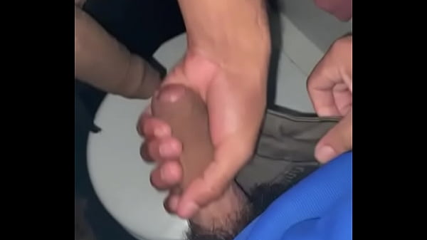 Estamos no meio da Boate e ele me chamou pra ir ao Banheiro. Parte 1
