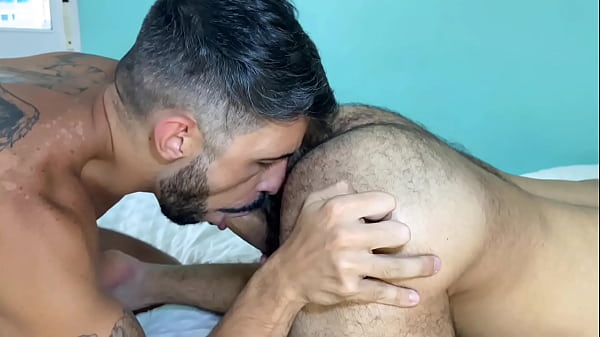 Macho peludo me dejó el culo chorreando leche