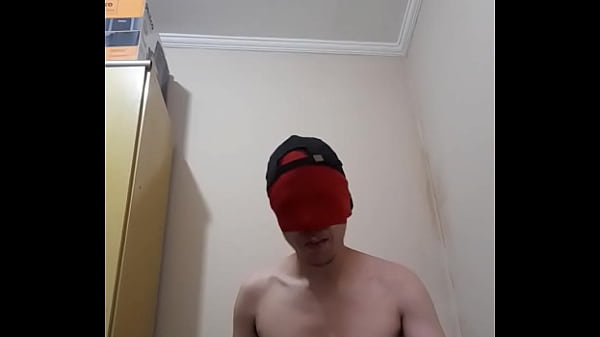 mascarado e amarrando a pica