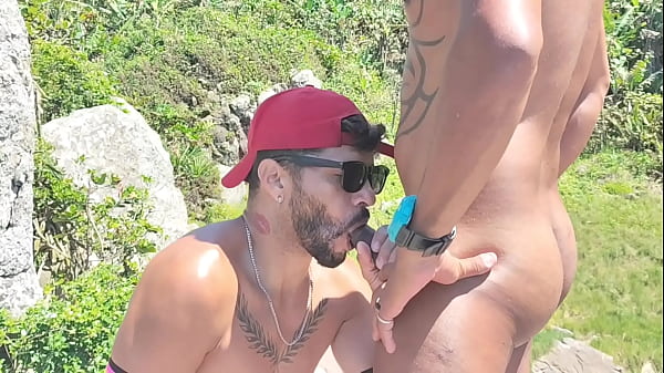 MUITA PUTARIA NAS PEDRAS DE UMA PRAIA MUITO FAMOSA, SEXO REAL ENTRE HOMENS SAFADOS.