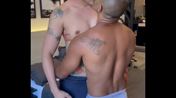TIAGO GAÚCHO – BRAZILIAN FOOT WORSHIP. SEXO GAY INTERRACIAL. GAÚCHO TARADO POR PÉS CHUPA, LAMBE E LEVA PAU NO RABO,