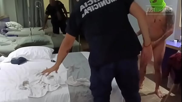 Delincuente chacal folla un policía