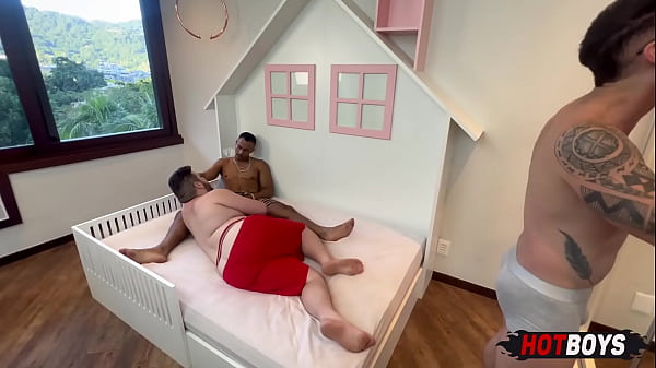 Os gostosos fudendo o cusão do gordinho safado