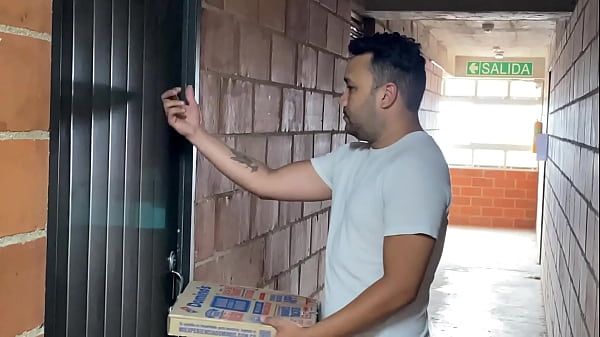 Repartidor de pizza termina follando a clientes como forma de pago