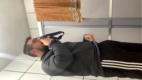 Gozando ao cheirar a calcinha da vizinha   punheta fumando e piscando o cuzão