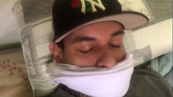 Secuestre a mi amigo hetero, el que tiene 5 novias. Al final la tortura se volvió placer y saco toda su leche? porno latino en español