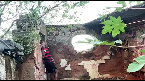 Deu o cu pro milico atrás do quartel, e ficou com o cu cheio de porra.