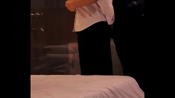El vecino gringo me mama el culo y me hace suyo en su habitación