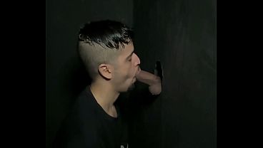 Transei com o novinho pauzudo em todos os cantos do club, teve gloryhole , cama e até balanço BDSM